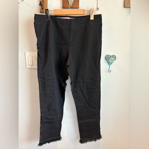 Women’s Black Lace Hem Leggings - Picture 1 of 6